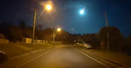 Australia. Niebo nagle rozświetlił ogromny rozbłysk. Ludzie zamarli
