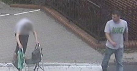 Staruszka przyjęła zaoferowaną pomoc. Teraz mężczyzny poszukuje policja