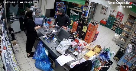 Groził nożem i okradł ekspedientkę. Wyznaczono nagrodę za wskazanie sprawcy