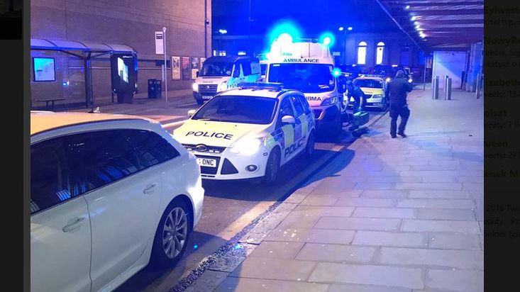 Nożownik ranił w Manchesterze co najmniej trzy osoby