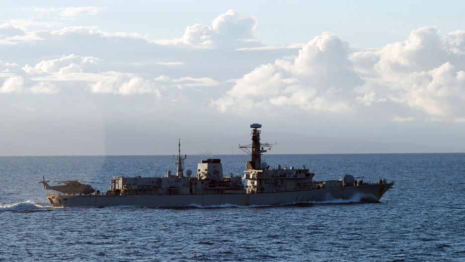 HMS Westminster podczas manewrów "Saxon Warrior 2017" u północnych wybrzeży Szkocji.