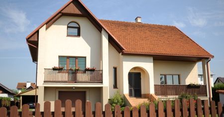 Malowanie elewacji domu pokrytej tynkiem akrylowym. Na co zwrócić uwagę?