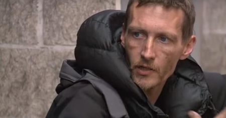 Miał pomagać ofiarom ataku, a je okradł. Idzie za kratki