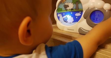 Testowałam dziecięcy trener snu z Lidla. Mój syn, słysząc śpiew ptaków za oknem, mówi teraz: mama, owca!