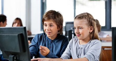 Cyfrowa edukacja to dziś obowiązek. Pomagają w tym największe światowe koncerny