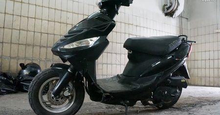Złodziej uciekał skuterem. Policjanci dogonili go pieszo