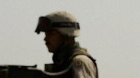 Helikoter i żołnierz patrolują miejsce zamachu