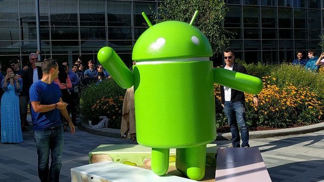 Google ogłosiło niedawno nazwę najnowszej odsłony swojego sytemu operacyjnego. Jak się można domyśleć, tradycji słodkich nazw stało się zadość. Po ostatnich słodkościach Kitkat, Marshmallow przyszedł czas na kolejną literę alfabetu. Tym razem jednak Google zdecydowało się powierzyć wybór nowej nazwy swoim użytkownikom. Dzięki propozycjom internautów, od teraz siódma wersja Androida nosi oficjalną nazwę Nougat.

Jeszcze w marcu Google udostępniło deweloperską wersję swojego systemu operacyjnego na urządzenia przenośne. Od niedawna jest też do pobrania wersja Beta oprogramowania dostępna na urządzenia Nexus 6, Nexus 9, Nexus 5X, Nexus 6P oraz Nexus Player oraz na Chromebooka Pixel C i telefon General Mobile 4G (Android One). Chętni użytkownicy czy deweloperzy mogą już zapisywać się do Programu Wersji Beta na Androida na oficjalnej stronie Google’a. Jeśli urządzenie jest kompatybilne, zaktualizuje się dzięki OTA (ang. over the air), czyli bez konieczności podłączania urządzenia i chociażby rootowania sprzętu.

Dzięki wersji Beta możemy jeszcze przed premierą przyjrzeć się najważniejszym funkcjom systemu operacyjnego Google’a. Oczywiście, może się tak zdarzyć, że któreś z funkcji wersji beta Androida Nougat nie trafi do finalnej wersji systemu. W dalszej części artykułu znajdziecie najważniejsze naszym zdaniem funkcje Google Android 7.0 Nougat.