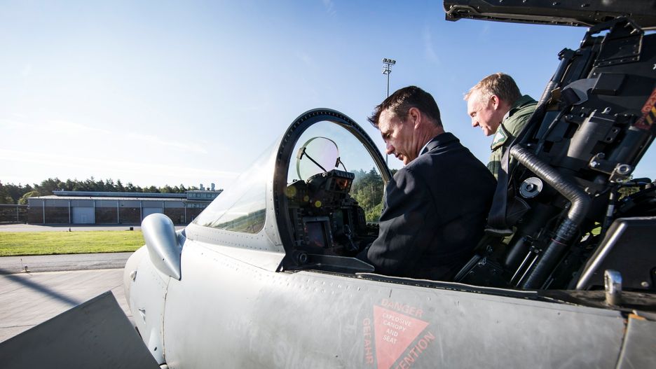 Wiceminister obrony Mark Lancaster w kabinie myśliwca Typhoon