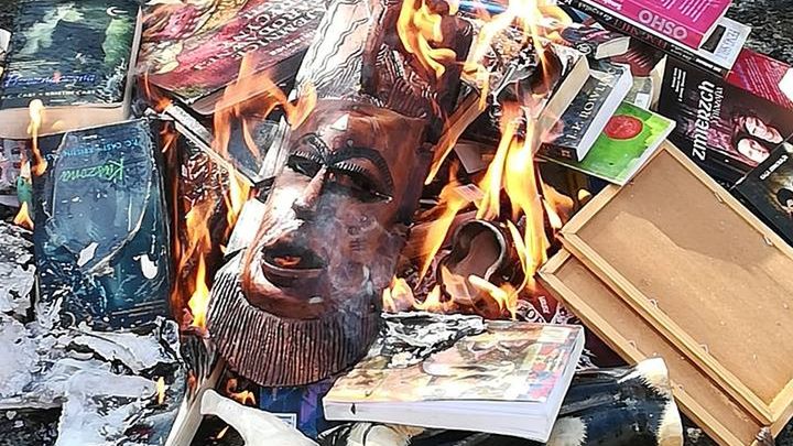 Fundacja "SMS do nieba" pochwaliła się akcją palenia książek i innych przedmiotów okultystycznych na swoim FB