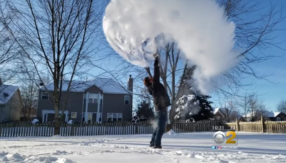 "Boiling water challenge" to kolejny pokaz ludzkiej głupoty. Wielu śmiałków trafia do szpitali