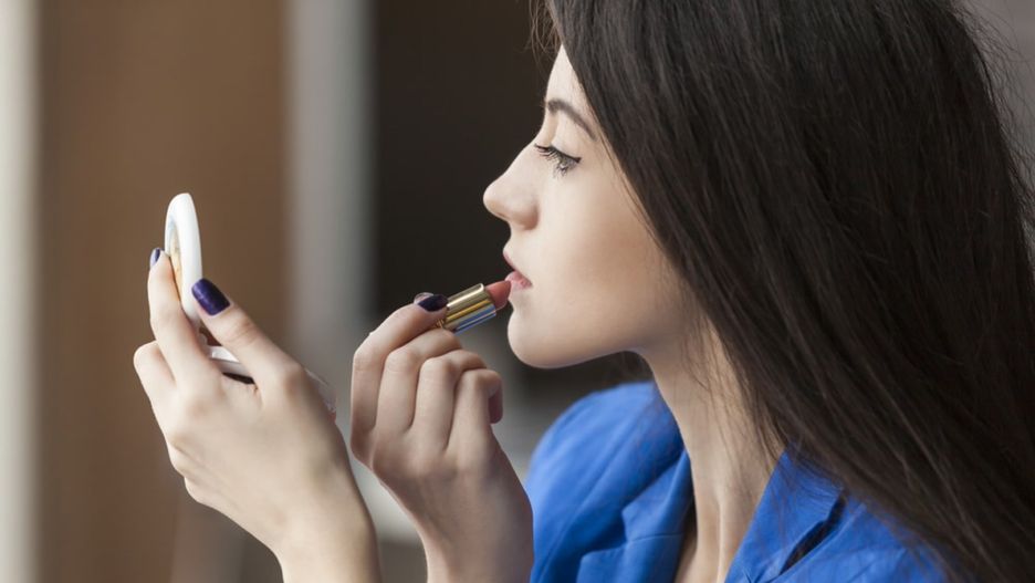 Makijaż dla brunetki w wersji dziennej powinien delikatnie podkreślać atuty urody