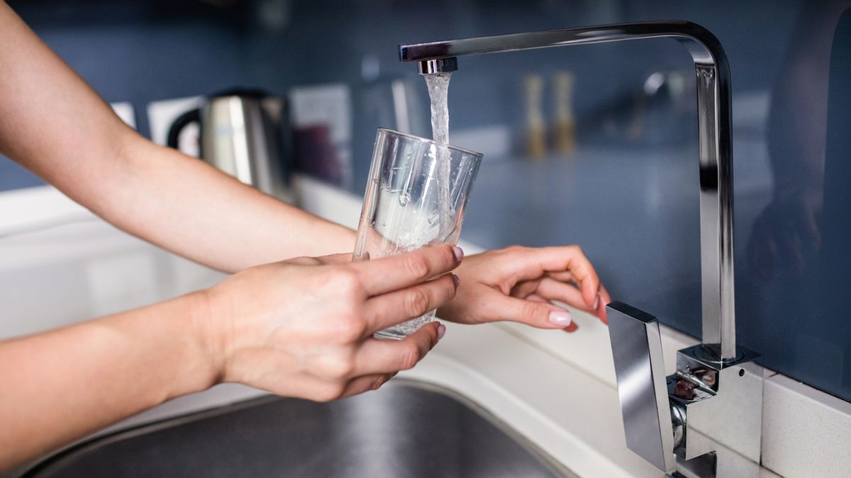 Bateria do zlewozmywaka powinna mieć wylewkę na wysokości umożliwiającej swobodne nalewanie wody do naczyń