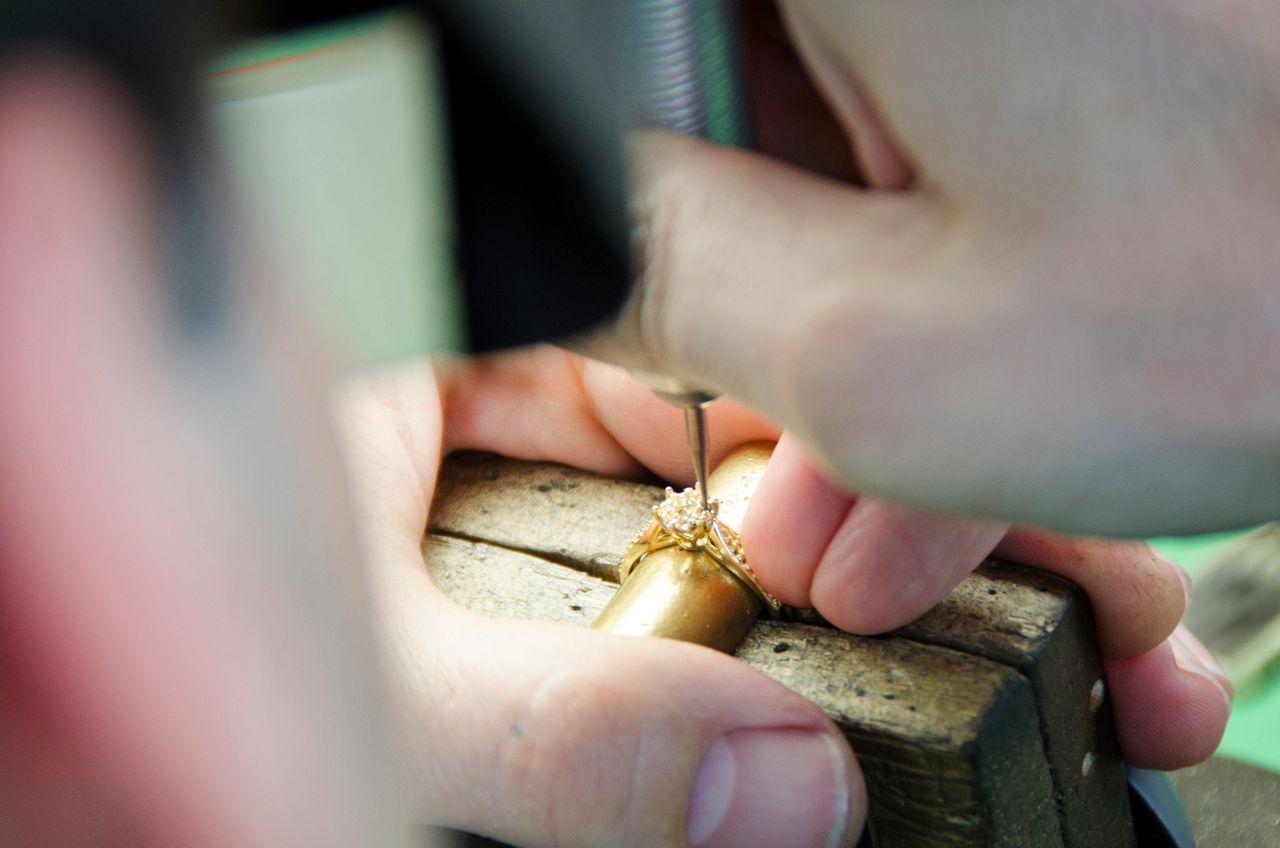 40 doskonałych diamentów w pierścionku. Jak powstaje ten idealny?