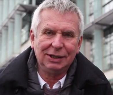 Krzysztof Materna nad ogniskiem w masce Kaczyńskiego. "Zwyciężyliśmy! Lepszy sort!"