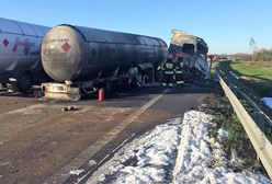 Tragiczny wypadek z udziałem samochodu osobowego i cysterny. Pojazdy zapłonęły. 1 osoba nie żyje
