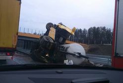 Wypadek pod Garwolinem. Cysterna wpadła w poślizg