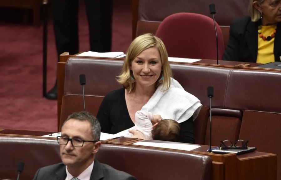 Pierwsza kobieta karmiąca piersią w parlamencie