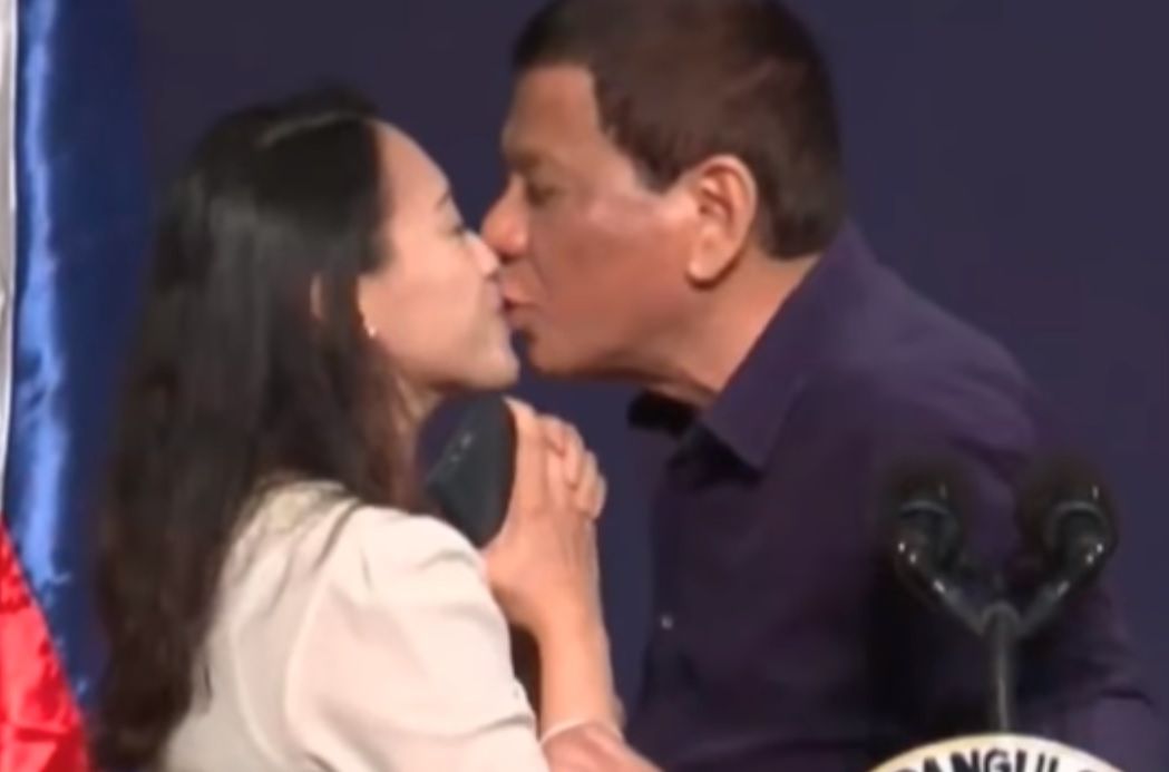 Prezydent Filipin całuje prosto w usta. Rodrigo Duterte wywołał skandal