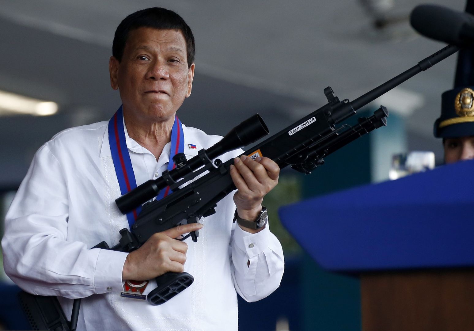 Filipiny. Prezydent Rodrigo Duterte pozuja z bronią. Zdjęcie z 19 kwietnia 2018 roku.