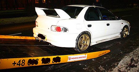 Policja goni Subaru