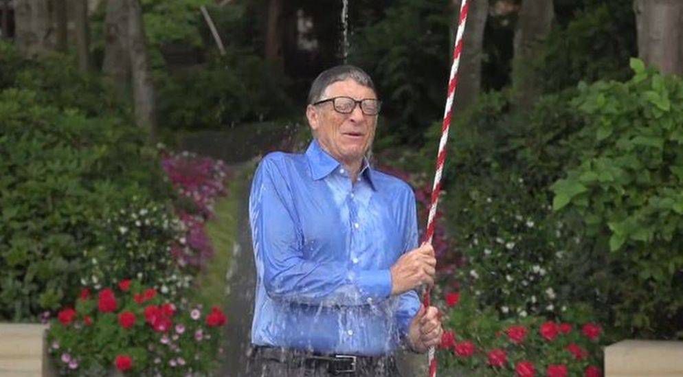 Bill Gates, najbogatszy człowiek świata, zrobił splasha! WIDEO