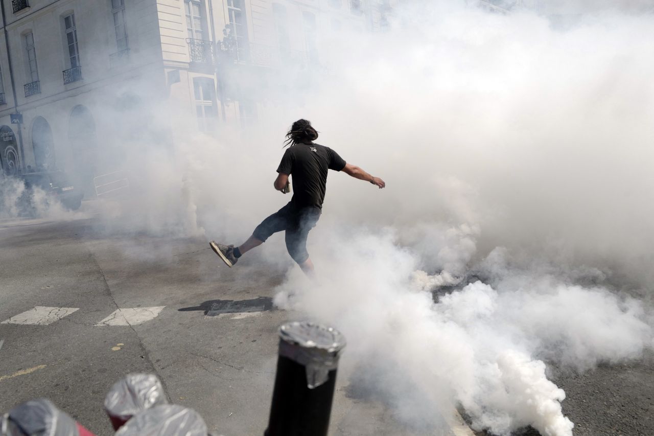 Francja. Starcia policji z protestującymi w Nantes