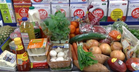 Tesco rozdaje pracownikom żywność, której ważność się kończy. Na razie w Wielkiej Brytanii