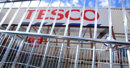 Sklepy Tesco bez nocnych zmian. Całodobowo w Carrefourze