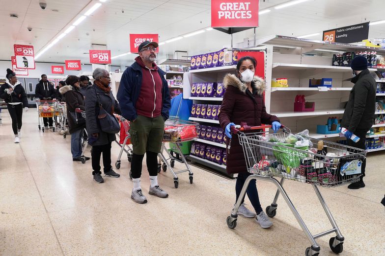 Tesco zatrudnia nowych pracowników w Wielkiej Brytanii. Sieć supermarketów odczuła niedobory personelu z powodu epidemii koronawirusa. 