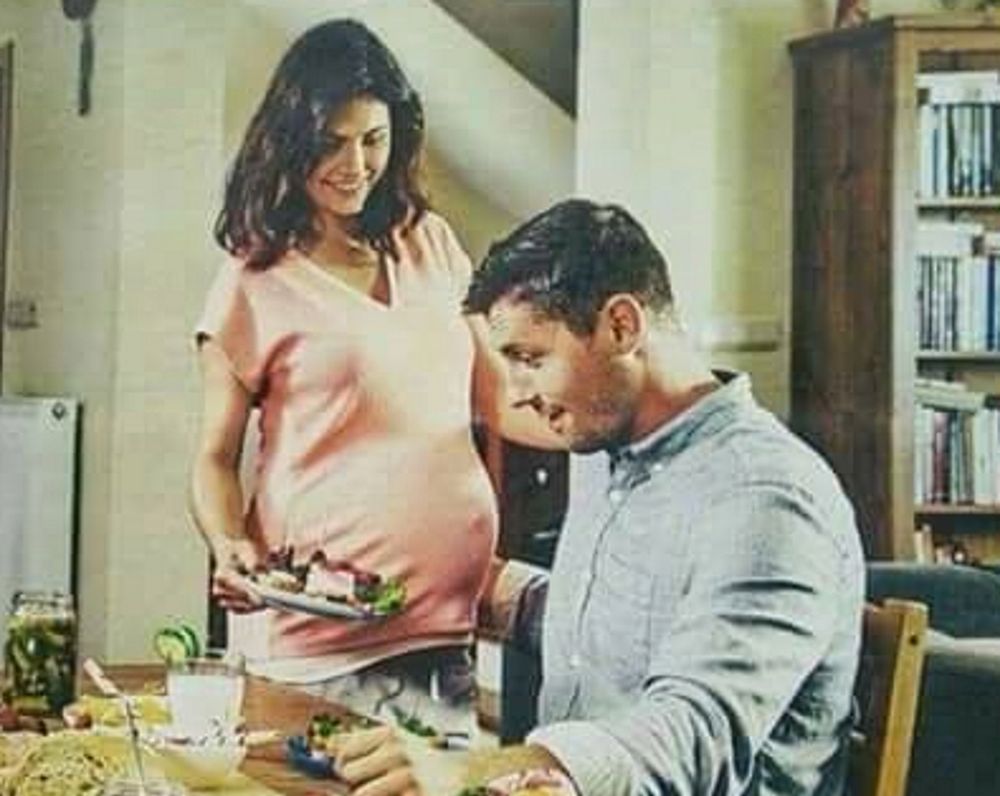 Kobieta w ciąży obsługuje przy stole mężczyznę. Reklama podzieliła internautów