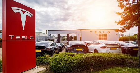 Tesla Smart Summon z ogromnymi problemami. Sprawę bada amerykański regulator NHTSA