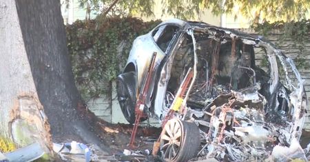 Kompletnie zniszczona i spalona tesla. Kierowcy nic się nie stało