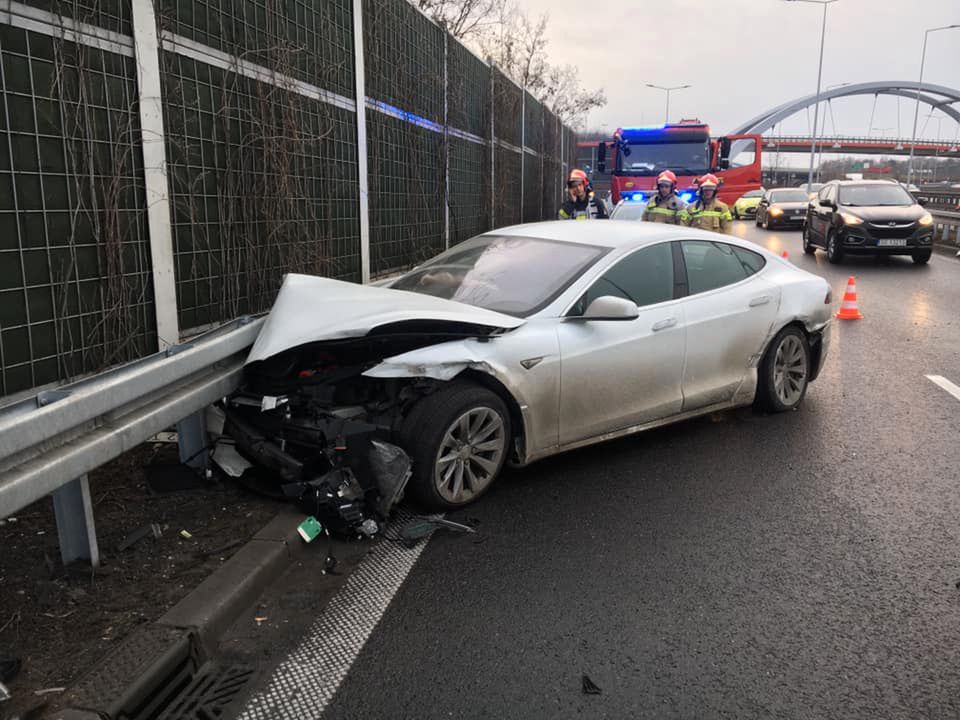 Katowice. Wypadek na tzw. zakręcie mistrzów. Tesla rozbita