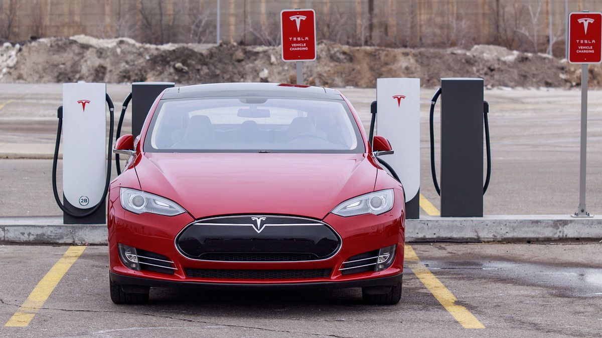 Tesla. Samochody z nową funkcją Smart Summon sprawiają problemy [WIDEO]