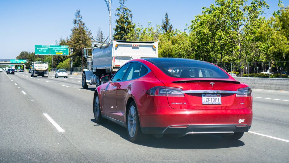 Mimo, że samochody Tesla posiadają funkcję autopilota, to firma ostrzega przed ich nadużywaniem w nieodpowiedni sposób. 