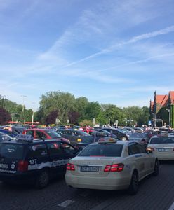 "Taksówkarze płacą podatki, a Uber nie". Sprawdziliśmy, jak to wygląda w praktyce