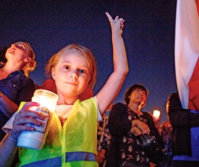 Protesty przeciwko reformie sądów. Na ulicach kwitnie zniczowy biznes