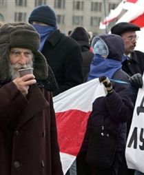 Trwa protest na Placu Październikowym w Mińsku