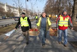 Warszawa. Plac w centrum utonął w jabłkach