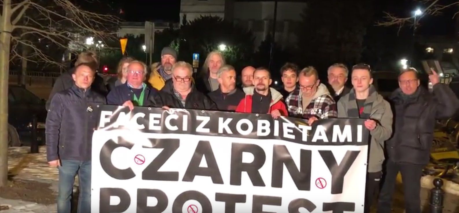 Grupa mężczyzn nagrała filmik zachęcający do udziału w Czarnym Proteście.