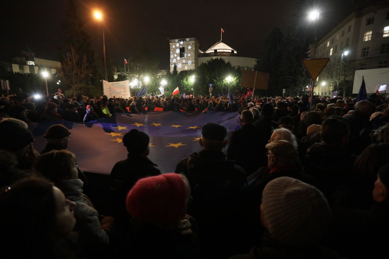 Sejm. Protest przeciwko projektowi PiS ws. sędziów 