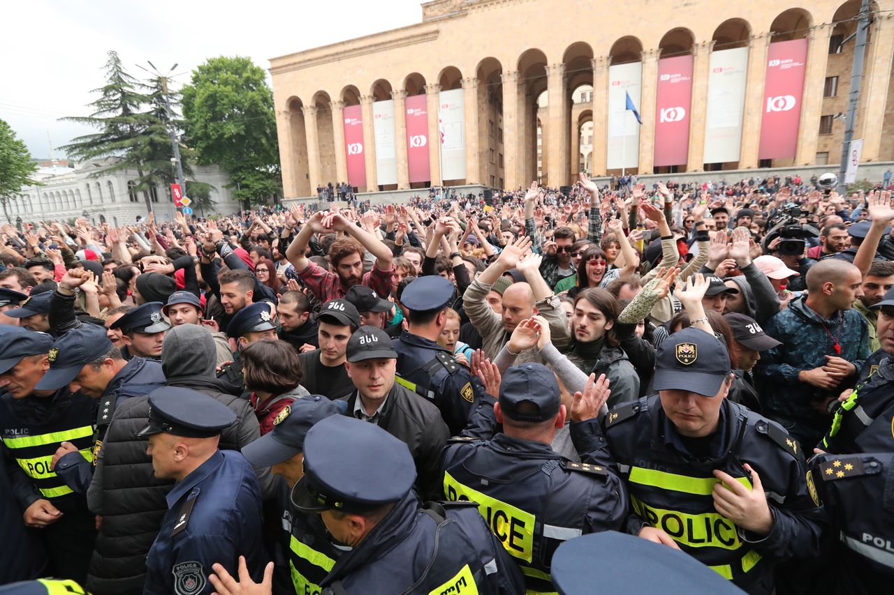 Taneczne demonstracje w Gruzji. Wszystko przez szturm na klub nocny