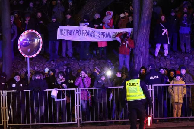 Kary dla protestujących przed Senatem. Zajmie się nimi sąd