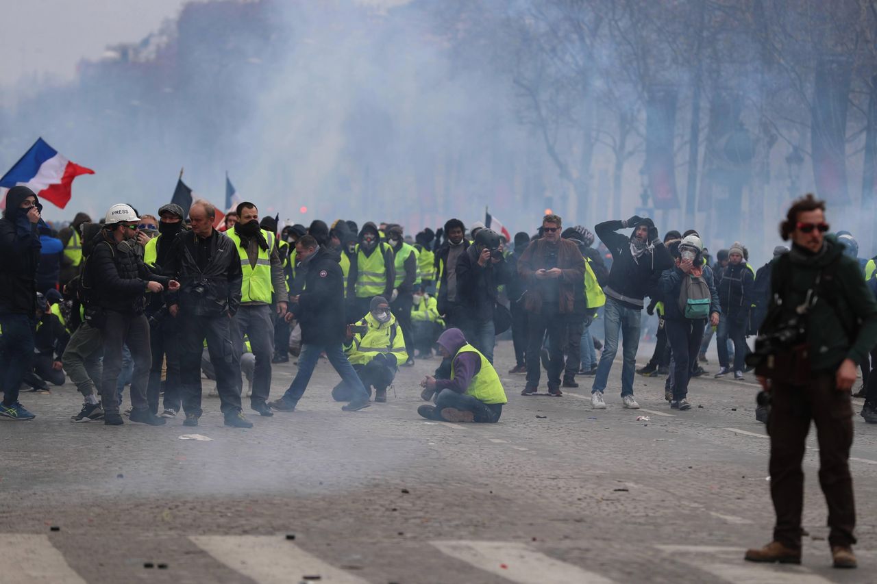 Macron składa obietnice, "żółte kamizelki" nie odpuszczają. "Niech się poda do dymisji"