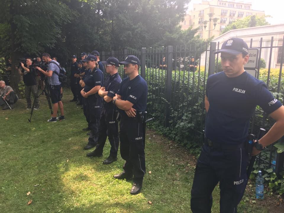 Ustawa o SN w Senacie. Na ulicach protesty, w oknie parlamentarzyści