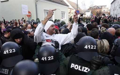 Tysiące Niemców protestowało przeciwko neonazistom