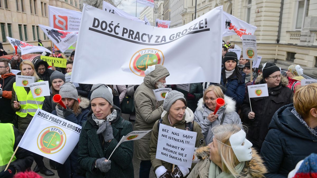 Pracownicy sądów i prokuratur domagają się podwyżek i wznowienia prac nad nowelizacją ustawy. Manifestują w Warszawie