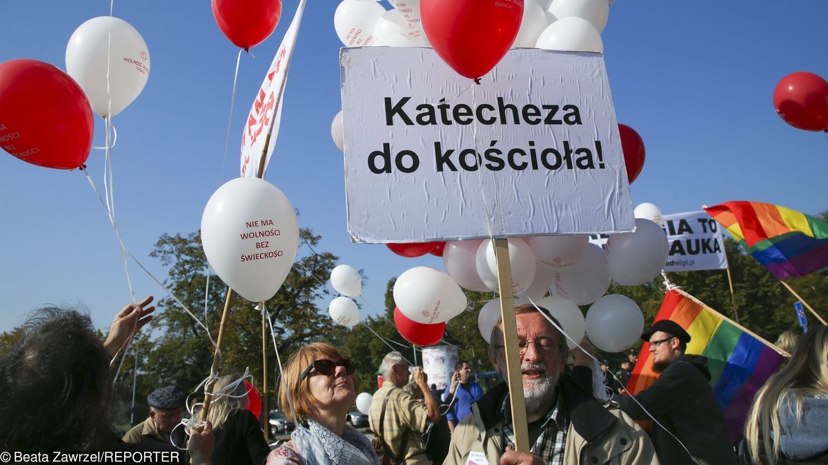 Większość Polaków opowiada się za zniesieniem finansowania lekcji religii w szkołach