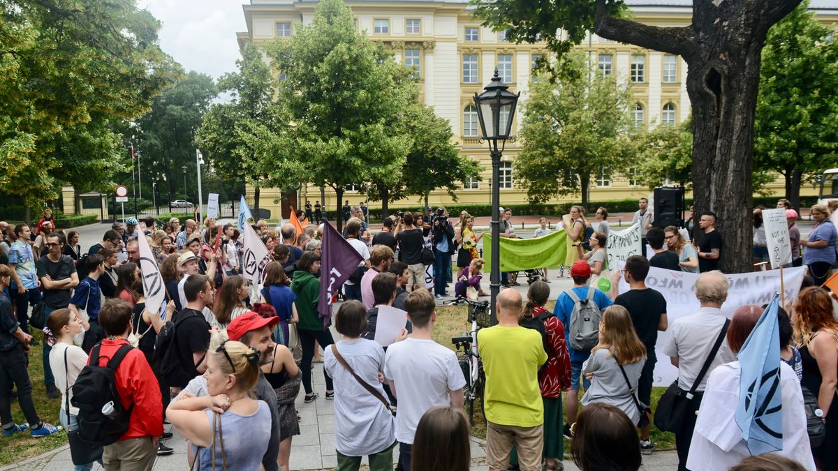 W piątek pod Kancelarią Premiera zorganizowany został spontaniczny protest klimatyczny.